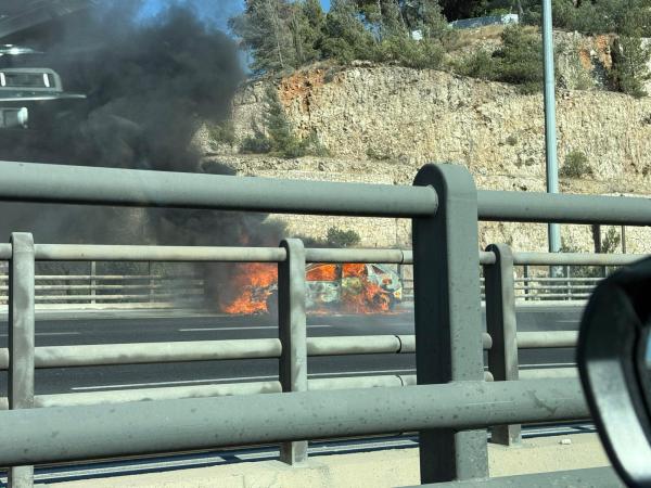 רכב עלה באש בכביש בגין בירושלים שנחסם לתנועה