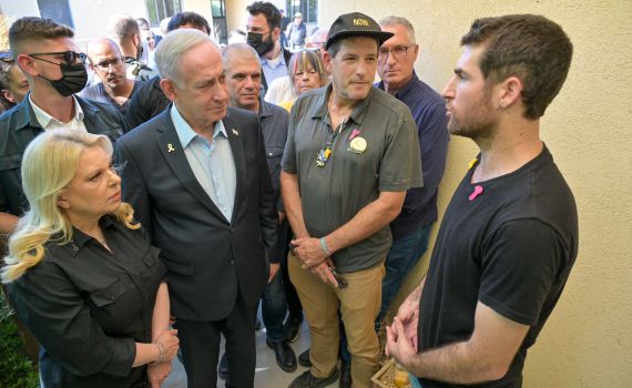 נתניהו בניר עוז: "מרגיש מחויביות עמוקה לשחרור כולם" | תיעוד