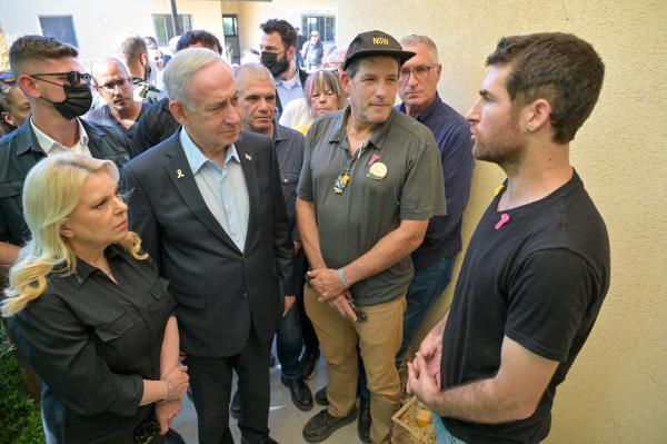 נתניהו בניר עוז: "מרגיש מחויביות עמוקה לשחרור כולם" | תיעוד