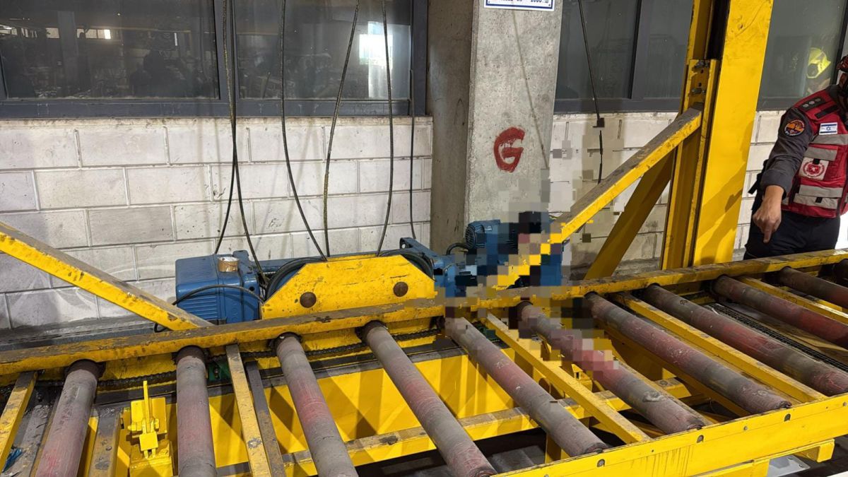 טרגדיה במישור אדומים: פועל נהרג מפגיעת חפץ כבד