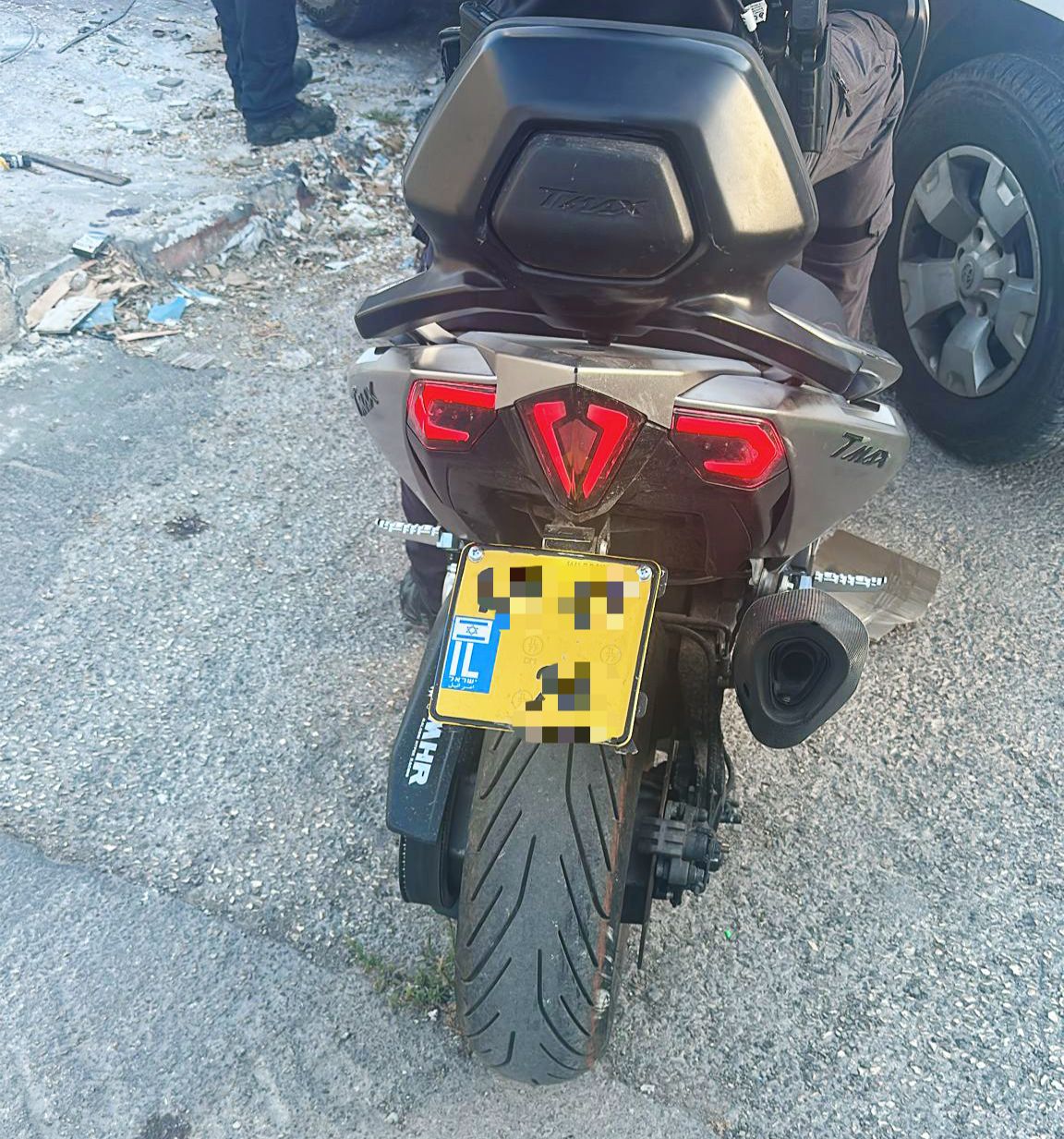 כתב אישום: בתום מרדף- השליך אקדח מתחת לניידת וניסה לברוח