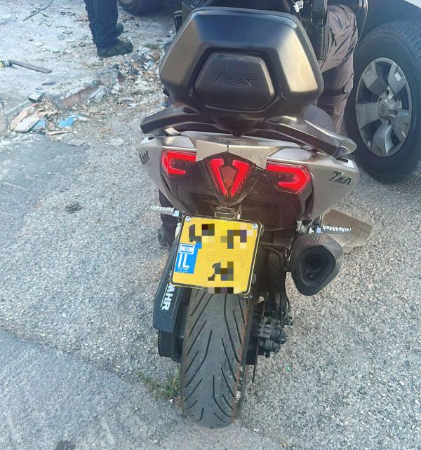 כתב אישום: בתום מרדף- השליך אקדח מתחת לניידת וניסה לברוח