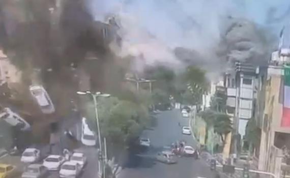 תיעוד מדהים מהתקיפות בטהרן: הרכבים עפו באוויר