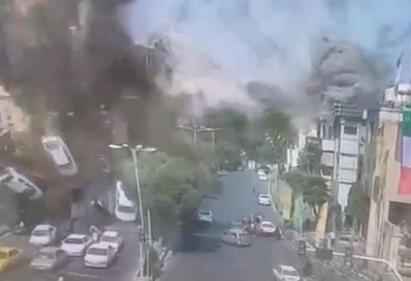 תיעוד מדהים מהתקיפות בטהרן: הרכבים עפו באוויר