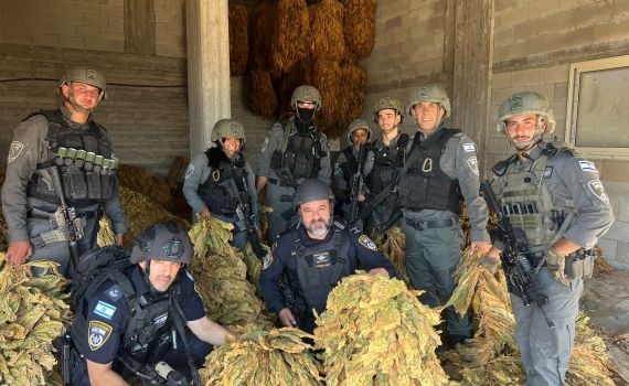 בשווי מיליוני שקלים: המשטרה פשטה על מפעל לייצור סיגריות