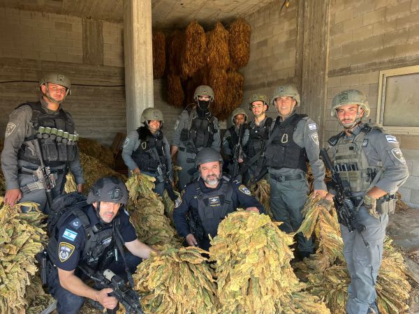 בשווי מיליוני שקלים: המשטרה פשטה על מפעל לייצור סיגריות