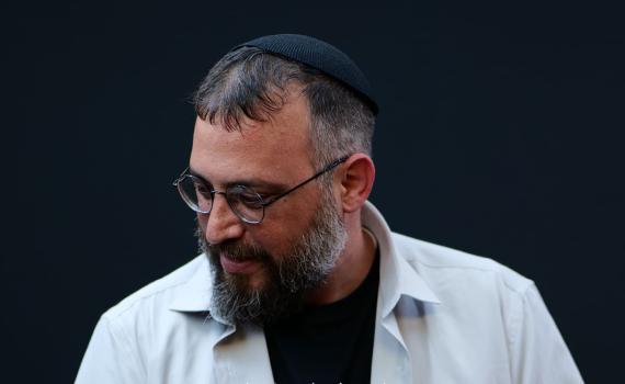 ברחמים רבים: הזמר שהקים את פרויקט שח"ק מוציא סינגל חדש