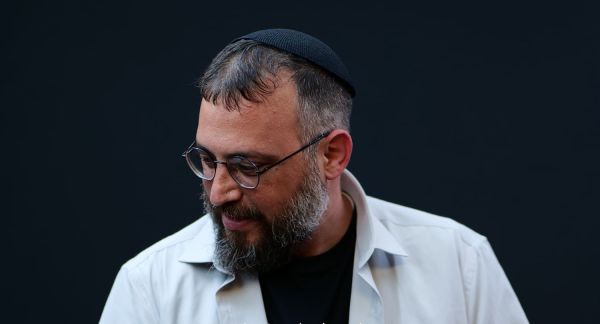 ברחמים רבים: הזמר שהקים את פרויקט שח"ק מוציא סינגל חדש