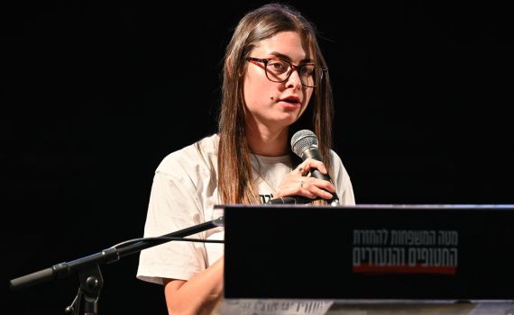 “תזכרו אותנו בקידוש שישי” – זעקת לב של בת דודתו של החטוף רום