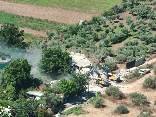 צפו: צה"ל הרס בתים לא חוקים מהם ירו לעבר עמק חפר