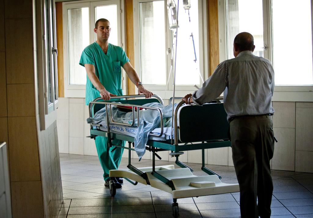 סורבו כניסה לבית חולים בנצרת והיכו את המאבטחים. צפו