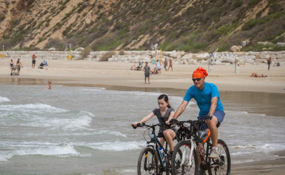 פעולות החייאה: אישה בת 70 טבעה בחוף בנתניה, מצבה קשה