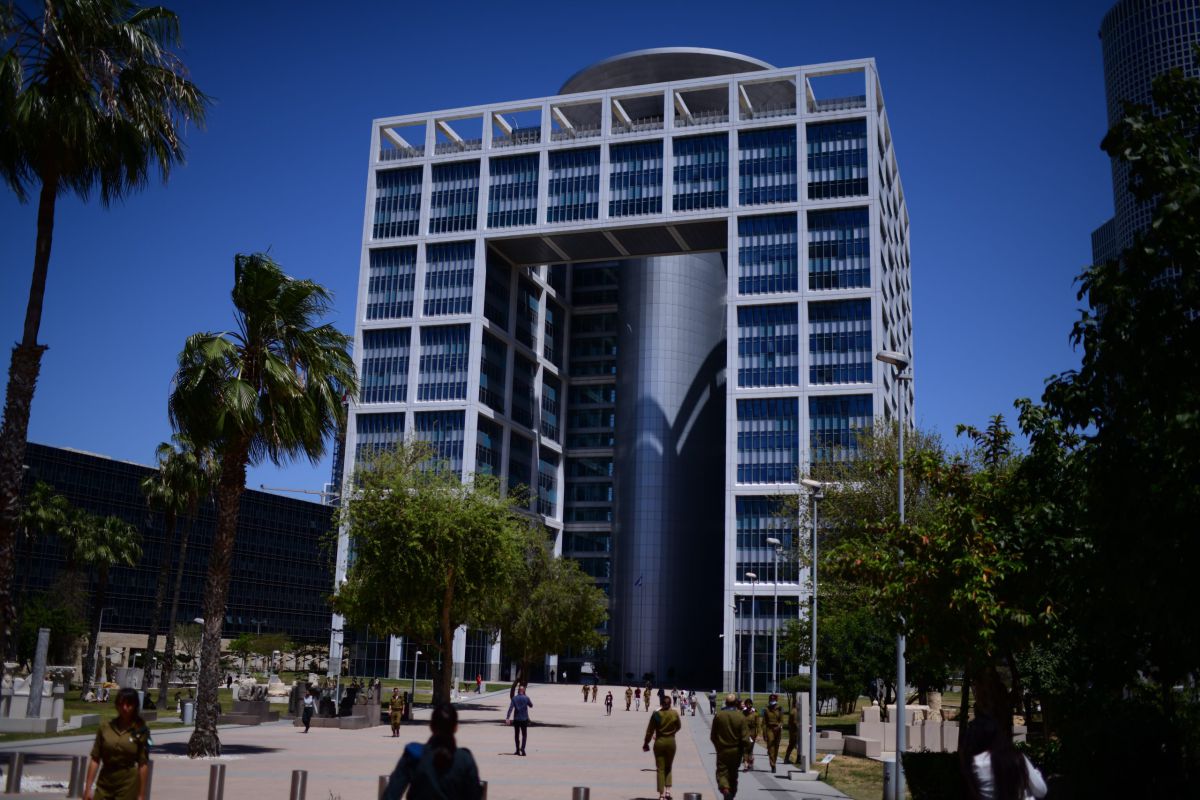 מפגין תקף שוטרים בכניסה למשרד הביטחון