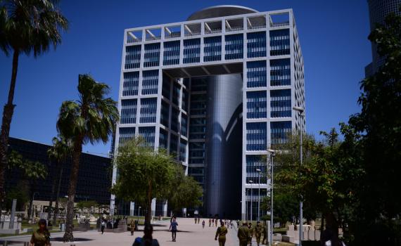 מפגין תקף שוטרים בכניסה למשרד הביטחון