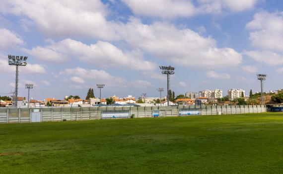 הממשלה אישרה: מגרשי הספורט בישראל יפיקו חשמל