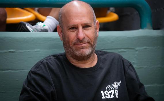 חנוך דאום מתפוצץ: "של נעליך כשאתה מדבר עליהם"