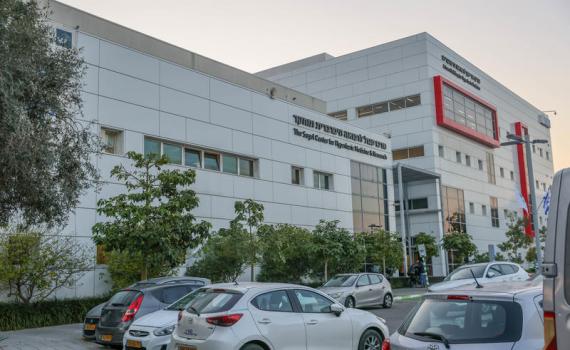 מוסיף להיות קשה מצבה של הנערה השניה שנפלה אמש