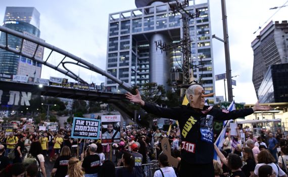 אירוע חריג: בן 73 הותקף בהפגנה למען החטופים ונפצע בפניו