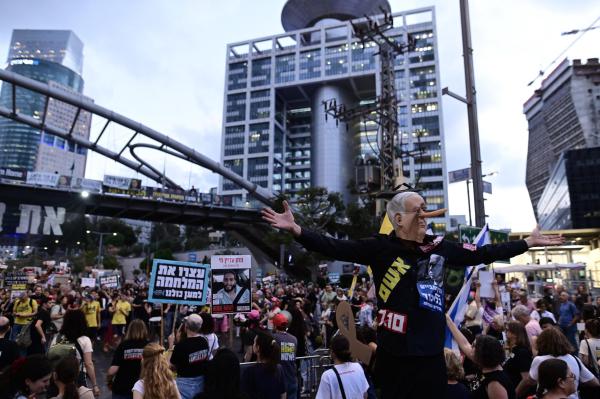 אירוע חריג: בן 73 הותקף בהפגנה למען החטופים ונפצע בפניו