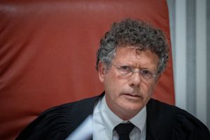 "יצחק עמית מאותת לפצ"רית שלא תעז להיות עדת מדינה"