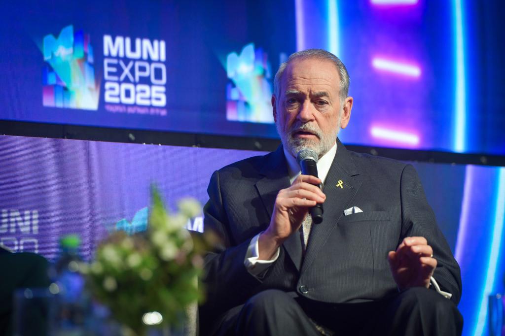 מייק האקבי יוצאה להגנת ישראל: עושה המון למען ארה"ב