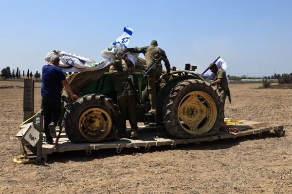 כוח גבעתי החזיר טרקטור שנבזז מכפר עזה ב-7.10 | צפו