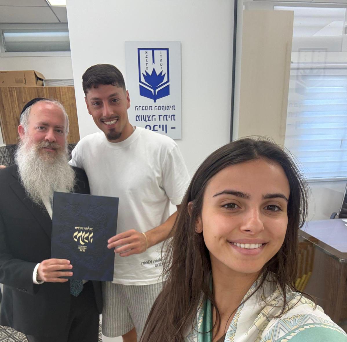 בצניעות ותפילין: זה השלב הבא של קים אור אזולאי ויפתח זיו