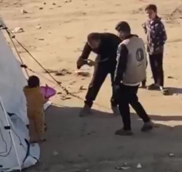 זעם ברצועה: חמאס ביים חלוקת סיוע ולקח אוכל מילדים