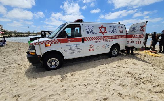 פעולות החייאה: גבר כבן 60 טבע בחוף באשקלון, מצבו קשה
