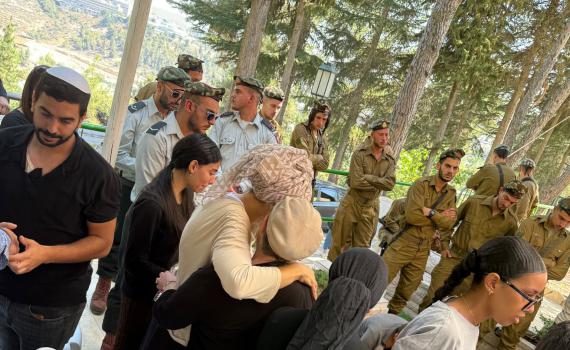 שתי האמהות של הלוחמים החרדים נפגשו על קברי בניהן
