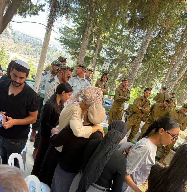 שתי האמהות של הלוחמים החרדים נפגשו על קברי בניהן