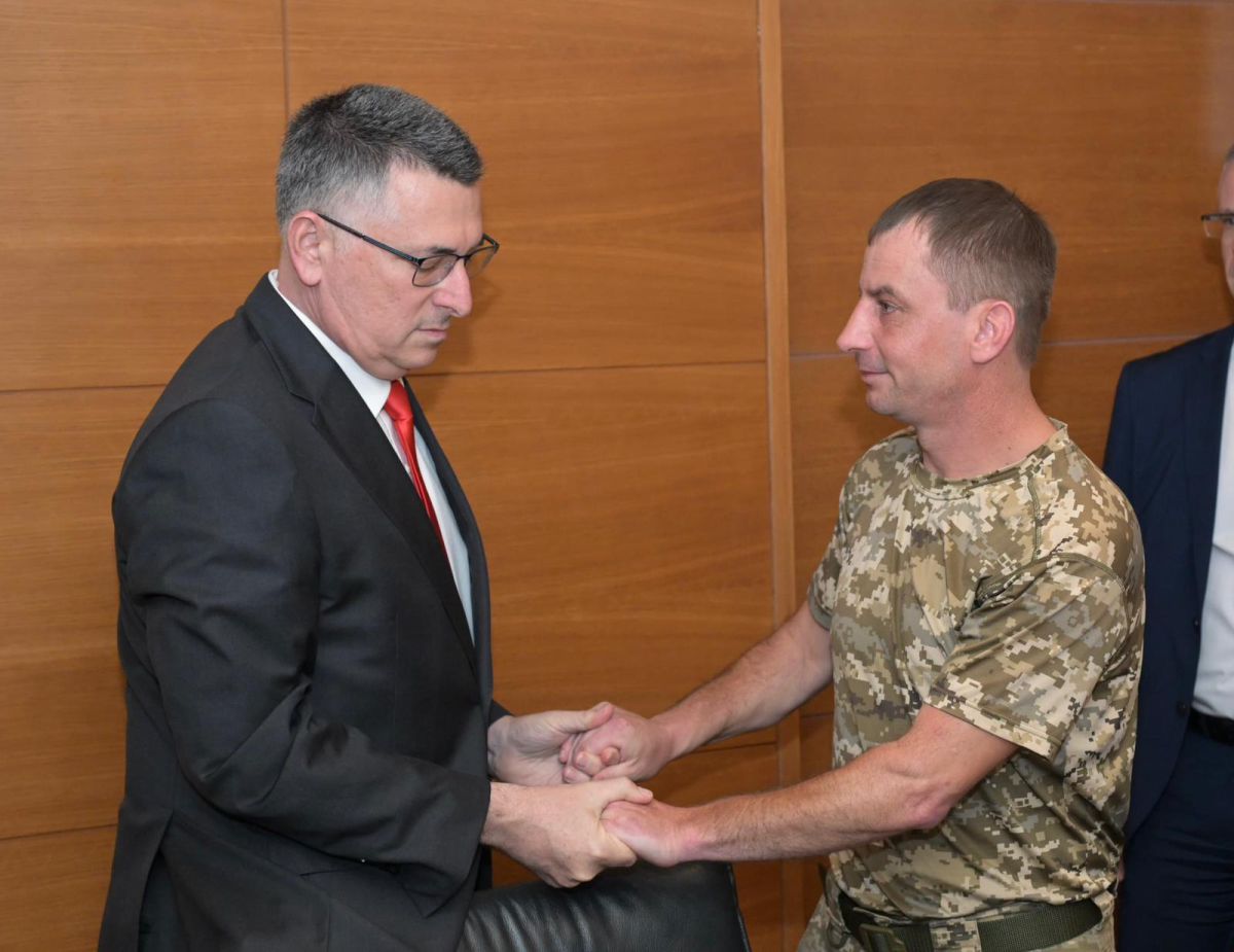 סער נפגש בקייב עם הלוחם שאיבד את משפחתו בפגיעת הטיל בבת ים