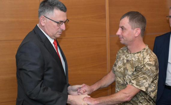 סער נפגש בקייב עם הלוחם שאיבד את משפחתו בפגיעת הטיל בבת ים