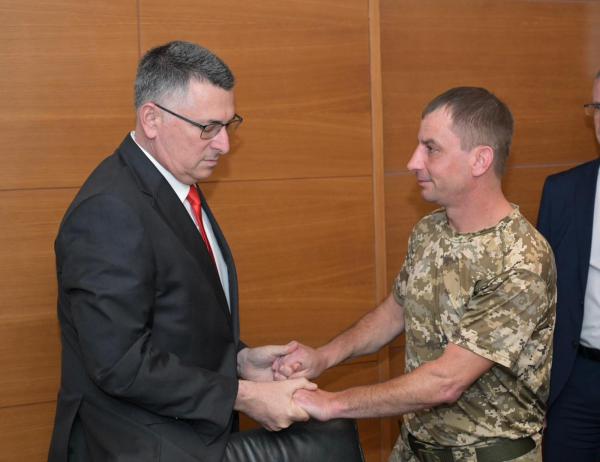 סער נפגש בקייב עם הלוחם שאיבד את משפחתו בפגיעת הטיל בבת ים