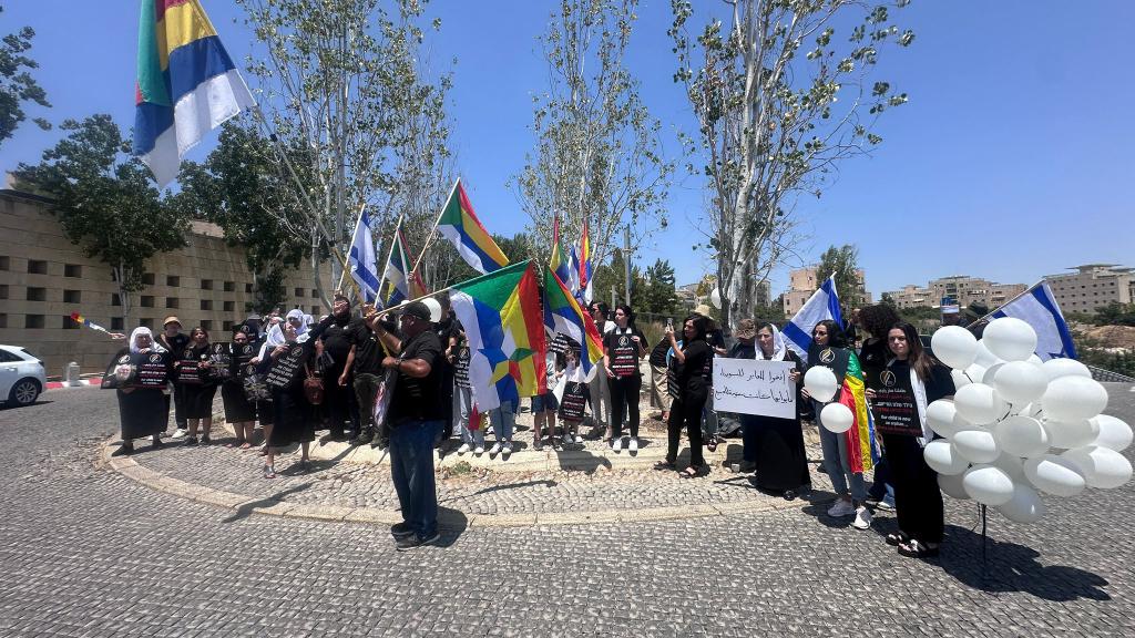 הדרוזים מפגינים מול שגרירות ארה"ב: "תעצרו את מימון הרוצחים"