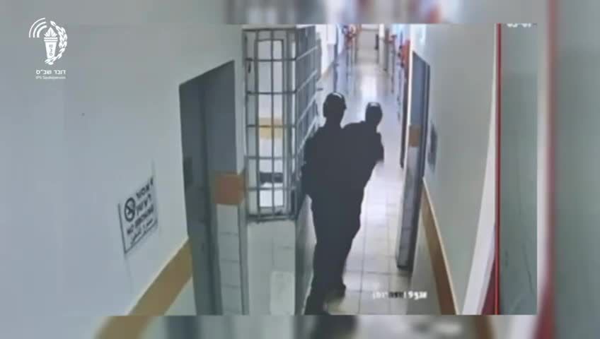 אסירים התבצרו בתא, סוהרים נכנסו עם רימוני הלם | צפו