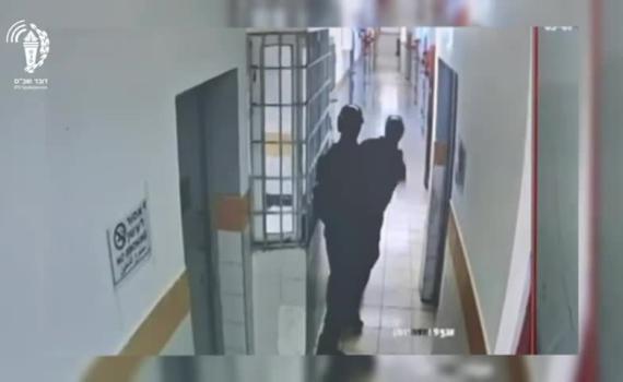 אסירים התבצרו בתא, סוהרים נכנסו עם רימוני הלם | צפו