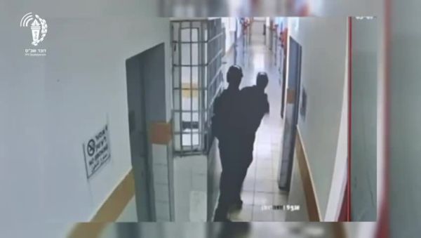 אסירים התבצרו בתא, סוהרים נכנסו עם רימוני הלם | צפו