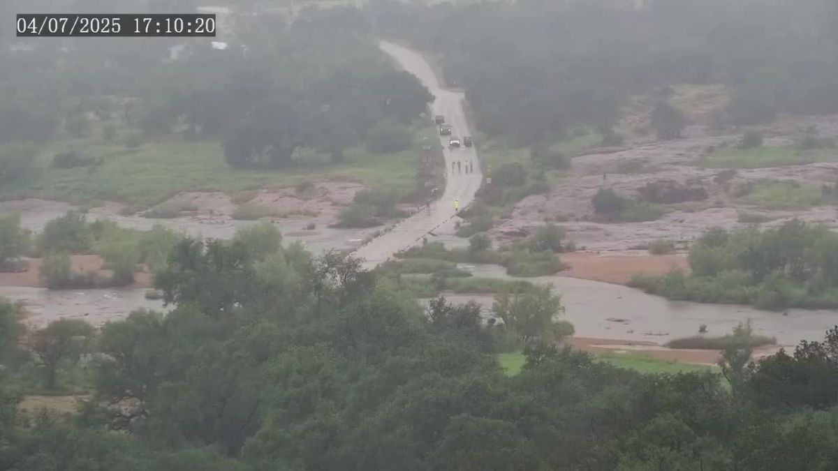 טרגדיה בטקסס: שיטפון קטלני גובה עשרות קורבנות