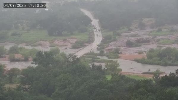 טרגדיה בטקסס: שיטפון קטלני גובה עשרות קורבנות