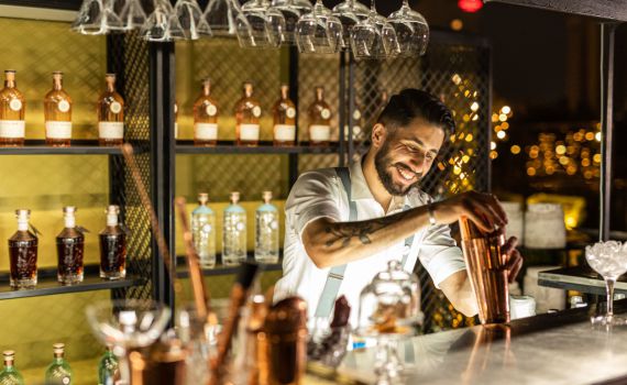 בר הקיץ בוולדורף אסטוריה: כשאוכל, אלכוהול ונוף מטריף נפגשים