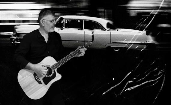 רואה חשבון ביום – אומן בלילה: היוצר הסרוג בשיר חדש