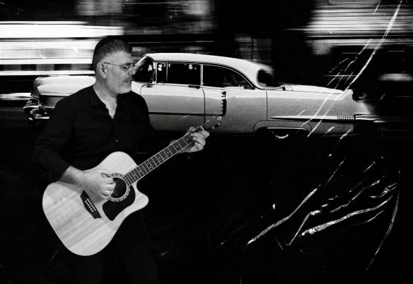 רואה חשבון ביום – אומן בלילה: היוצר הסרוג בשיר חדש