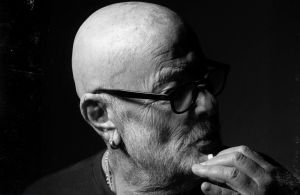 "נפרדנו כך": כשקולו העמוק של אריק סיני פוגש קלאסיקה