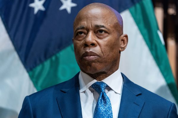 דרמה בניו יורק: המהלך של ראש העיר נגד המועמד המוסלמי