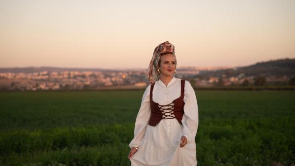 הזמרת אוריה בשיר חדש שמזמין להאמין בטוב | צפו