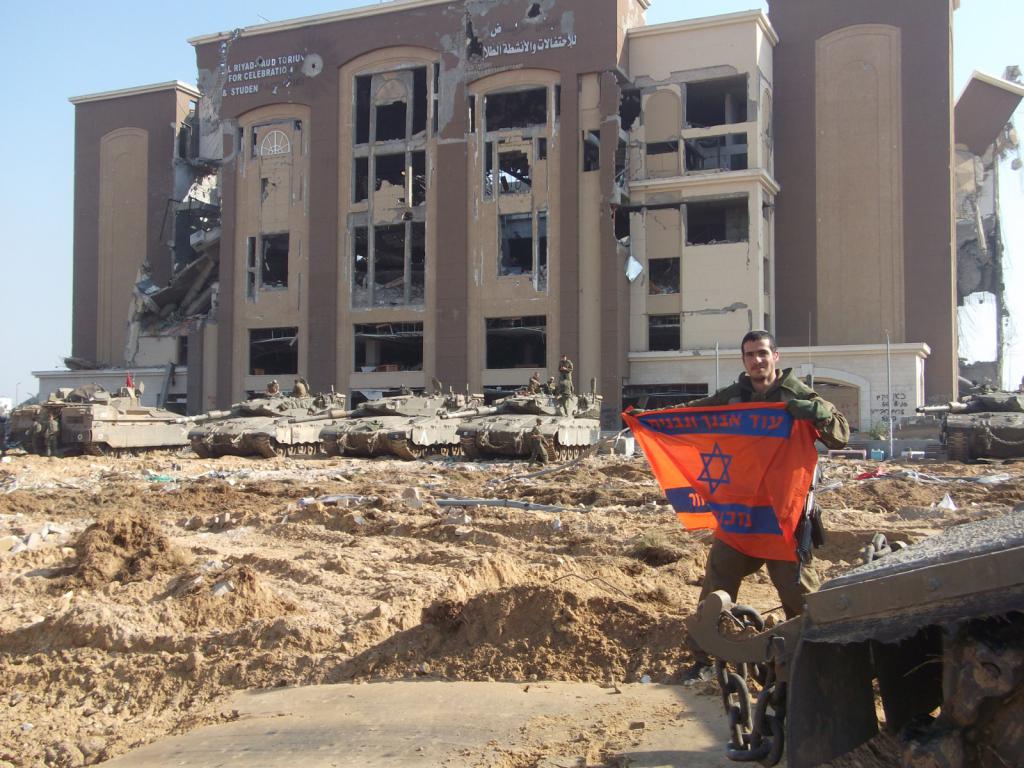 “חזרתי לגוש עם מדים ונשק, אבל בלב נשאר הילד מהחוף”