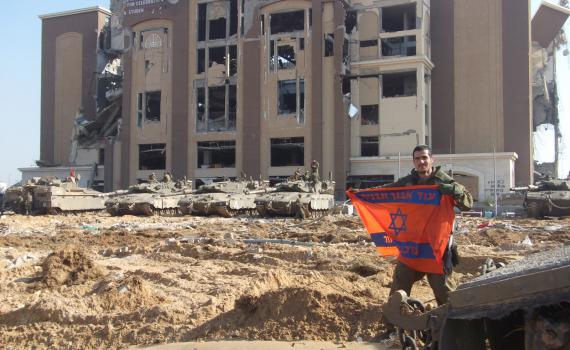 “חזרתי לגוש עם מדים ונשק, אבל בלב נשאר הילד מהחוף”