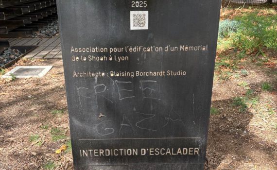 אנטישמיות בצרפת: אנדרטה לזכר השואה הושחתה בליון