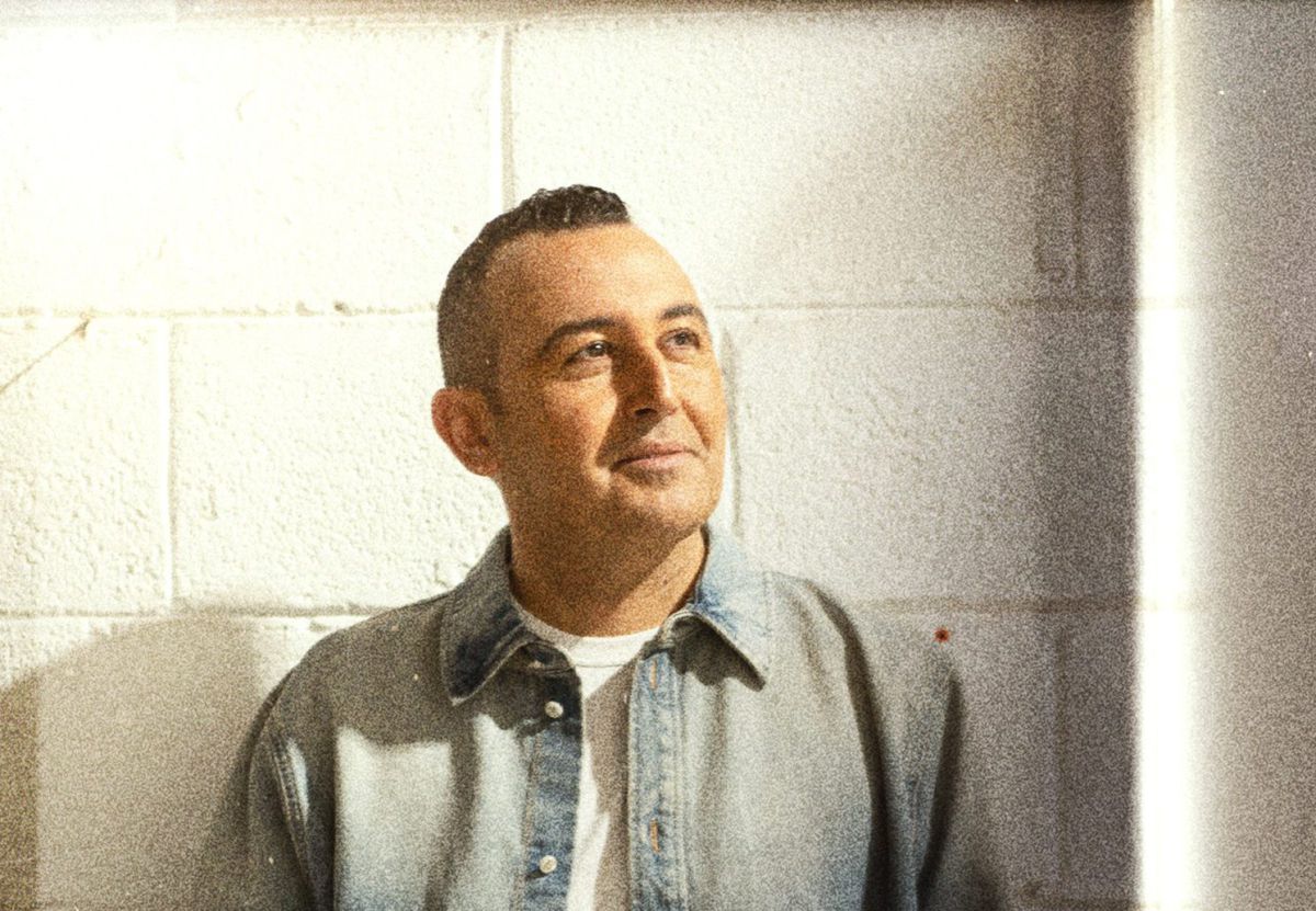 הפייטן בנג'מין בוזגלו חושף את ליבו בסינגל 'בעל ניסיון'